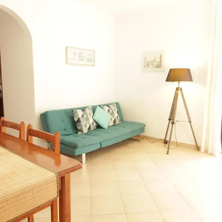 Heart Of Old Town Apartment - Steps From The Beach *